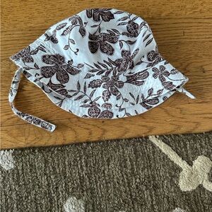 Gap baby leafs brown and white bucket hat size medium - large Toddler